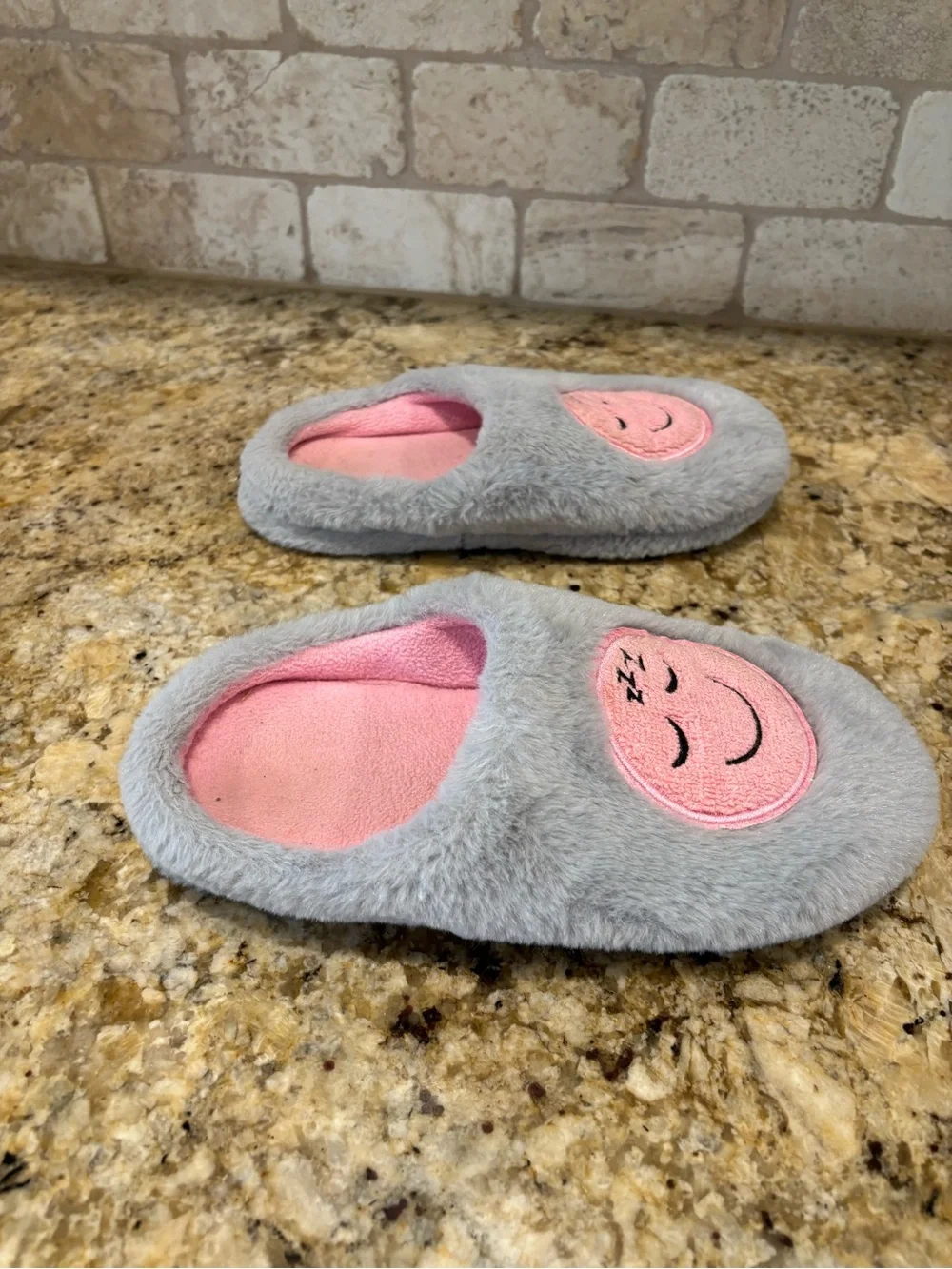 Wonder Nation Girls Fur Slip-On Slippers Smiley Face XL size 4-5